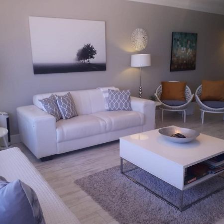 Blouberg Beachfront Apartment โบลแบร์กสตรานด์ ภายนอก รูปภาพ