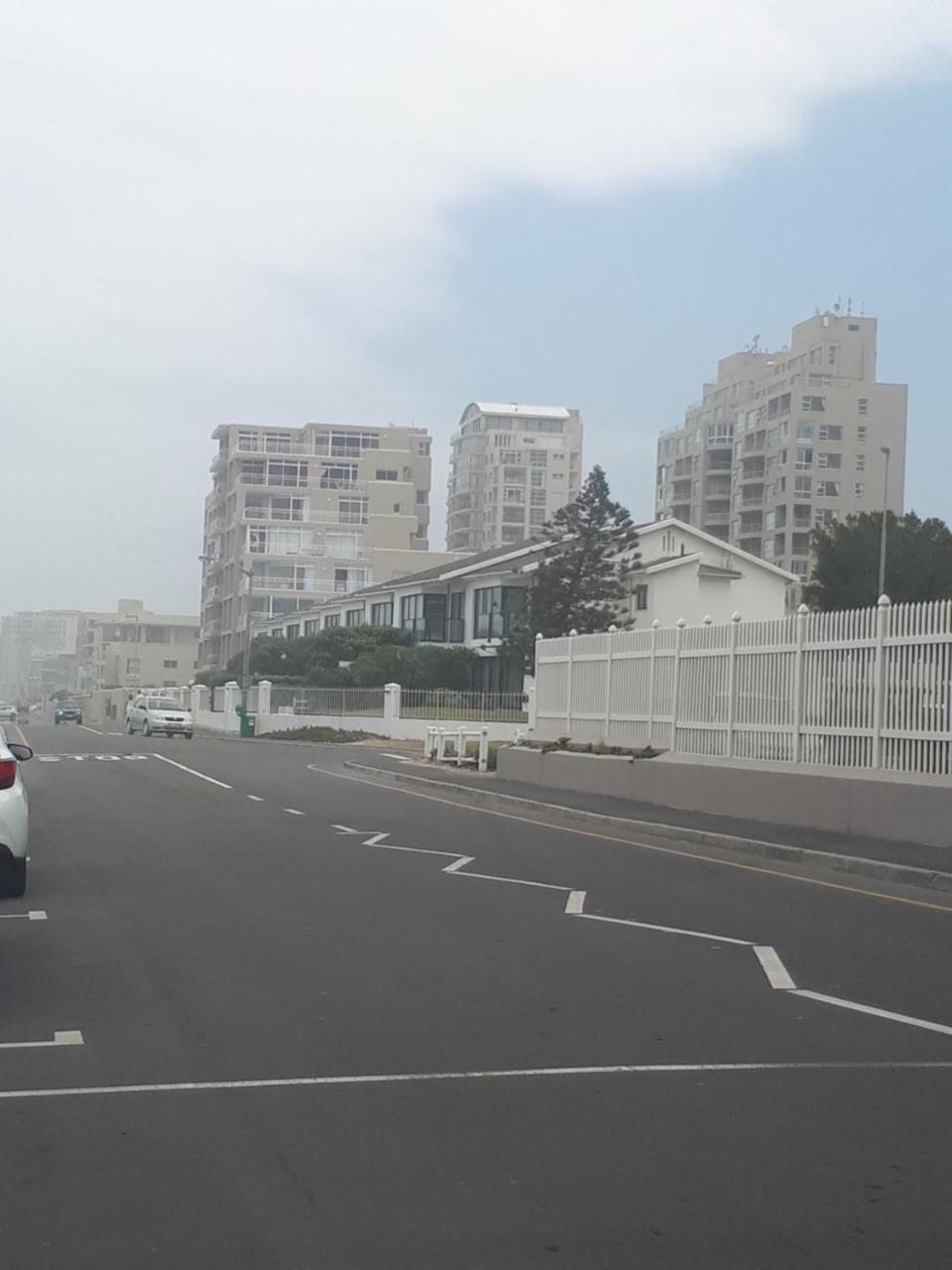 Blouberg Beachfront Apartment โบลแบร์กสตรานด์ ภายนอก รูปภาพ
