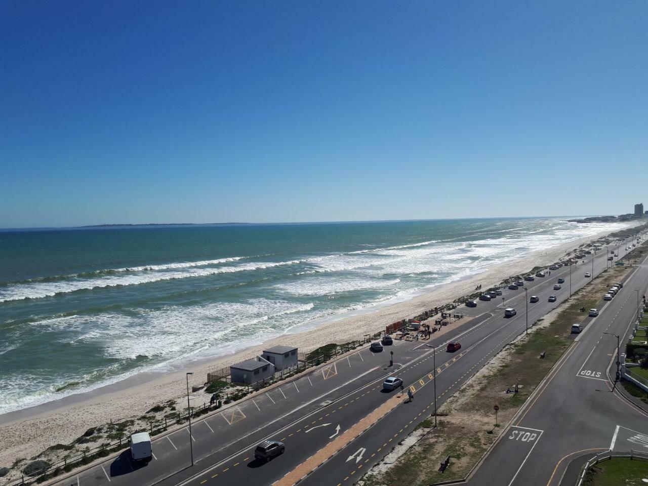 Blouberg Beachfront Apartment โบลแบร์กสตรานด์ ภายนอก รูปภาพ