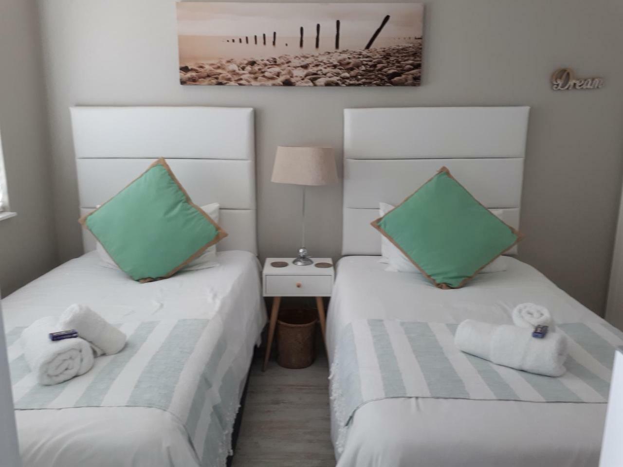 Blouberg Beachfront Apartment โบลแบร์กสตรานด์ ภายนอก รูปภาพ