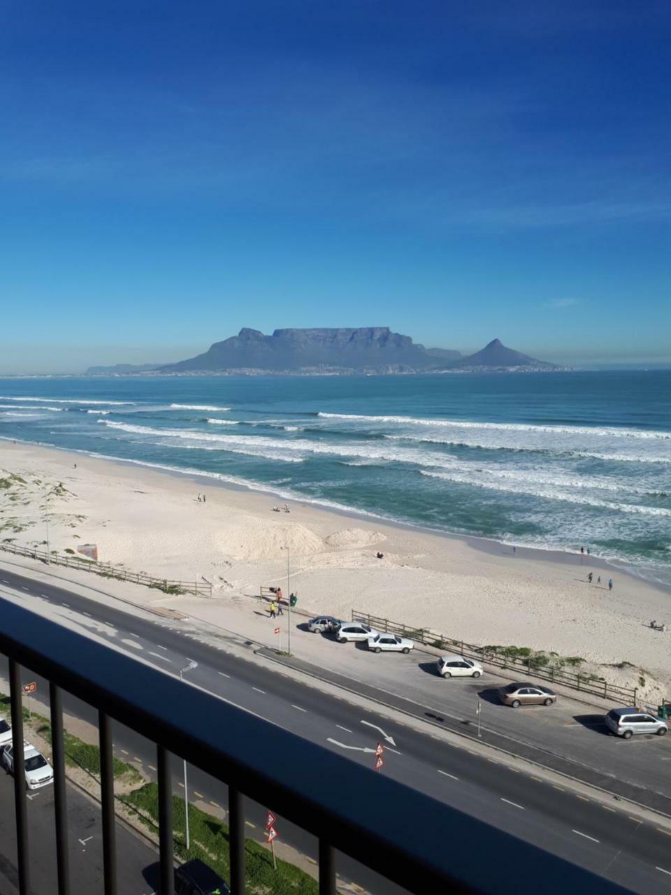 Blouberg Beachfront Apartment โบลแบร์กสตรานด์ ภายนอก รูปภาพ